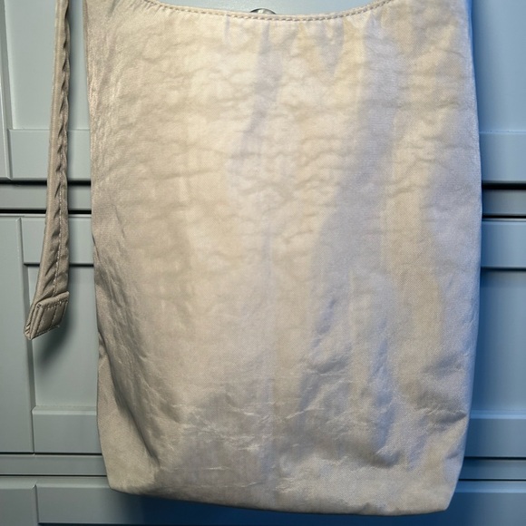 BAGGU Small Nylon Sling Bag In Dove NWOT - Picture 2 of 6